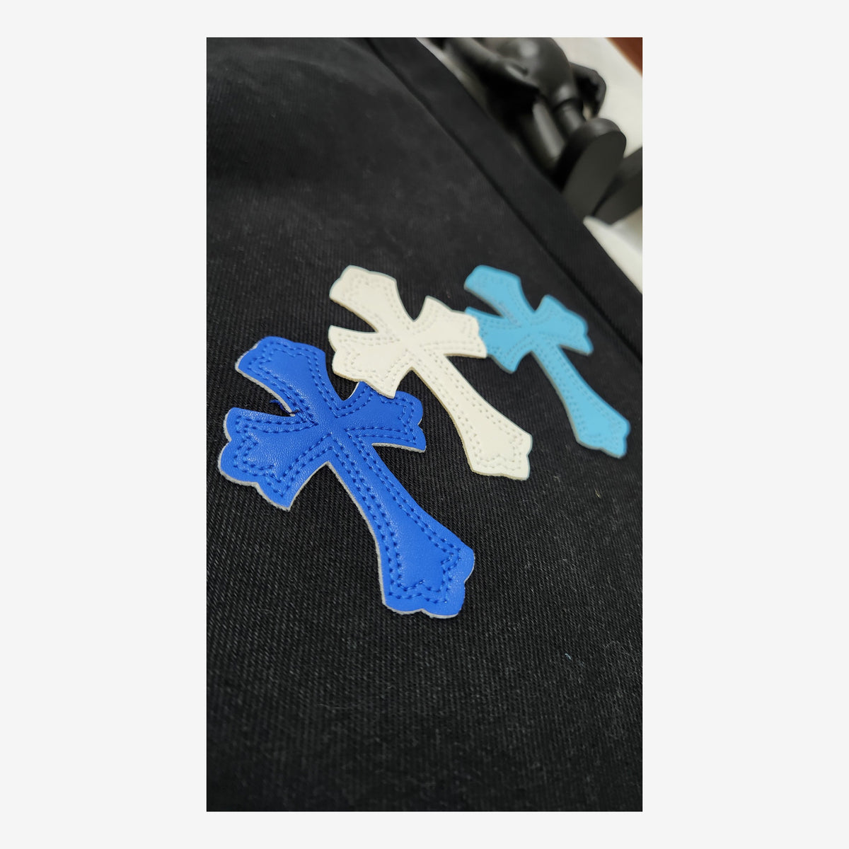 CH CROSS PATCHES JEANS - NEGRO